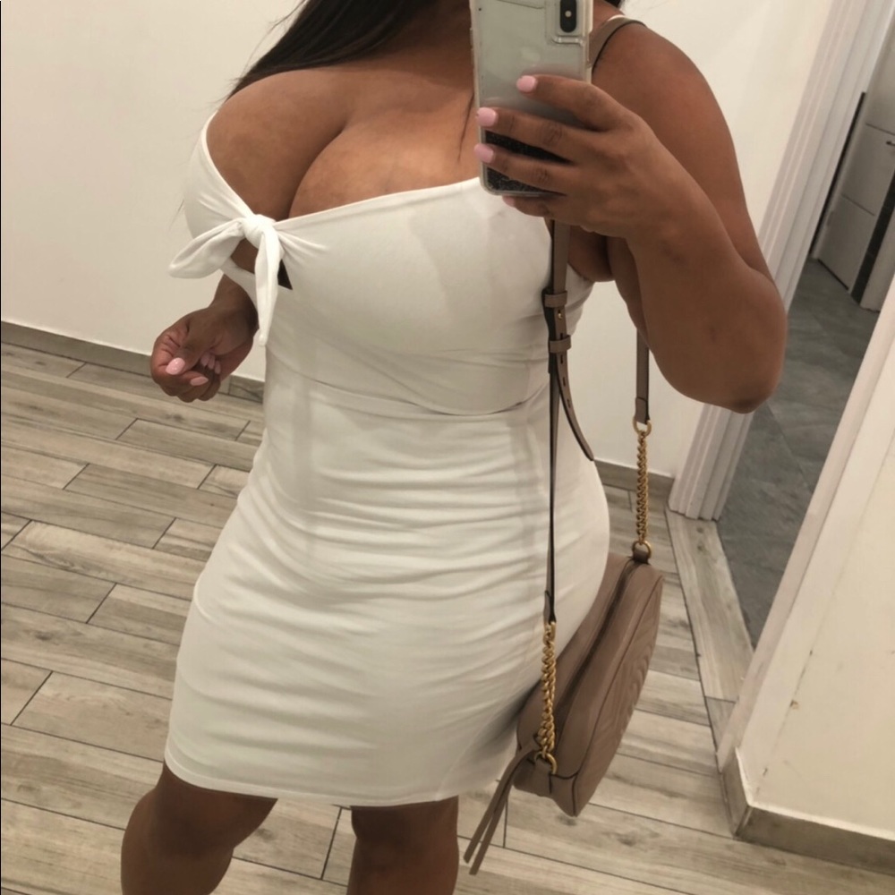 Guess white bodycom stretch dress med worn once